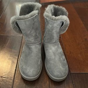 Ugg Bailey Button Short Boot in Grey Size 8